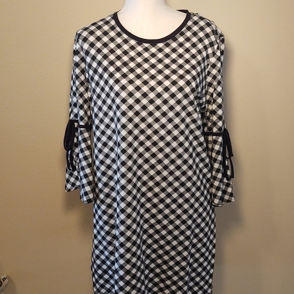 Isaac Mizrahi Dresses & Skirts - Isaac Mizrahi Women's Black and White Shift Dress with Slit Sleeves